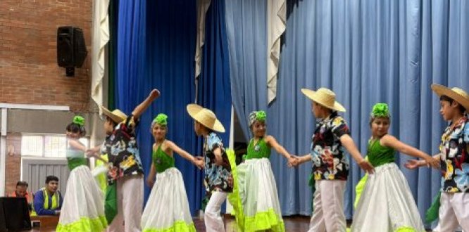 Presentación de grupo de danzas en el festival intercolegiado Presentación de grupo de danzas en el festival intercolegiado