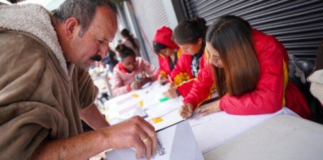 Persona votando en Poryecta Lo Local Proyecta Lo Local